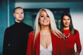 Gospelia rakastava Jenni Taari raivostuu taideaineisiin kohdistuvista leikkauksista