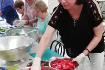 Älä väheksy pieniä kohtaamisia! Turvapaikanhakijoita Suomessa kohtaava Minna-Sisko Mäkinen tutustui pakolaiskeskuksen työhön Ateenassa