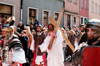 Synagogahyökkääjä referoi Jeesuksen sanoja – Onko Uusi testamentti juutalaisvastainen?