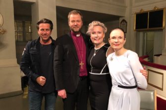 Anne Birgitta Pessi, Mikko Kuustonen ja Jippu jakavat piispalle kokemuksiaan myötätunnosta
