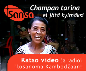 Vaatteita kuivumassa parvekkeella kaiteella ja narulla. Parvekkeella on myös nainen, jonka kasvot on sumennettu.