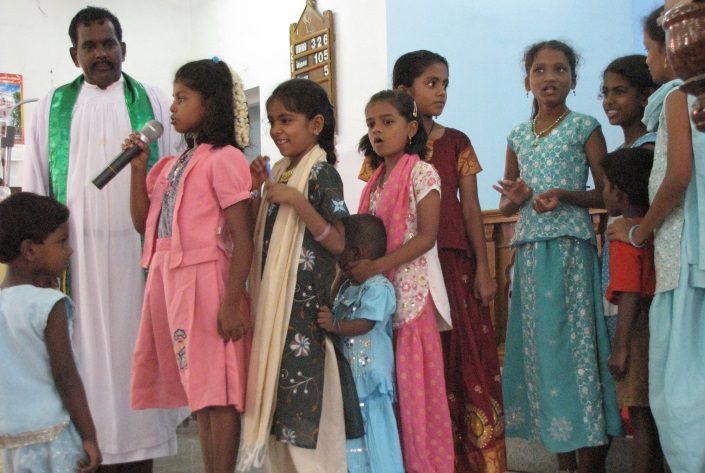 Lapsia kirkossa Intiassa.
