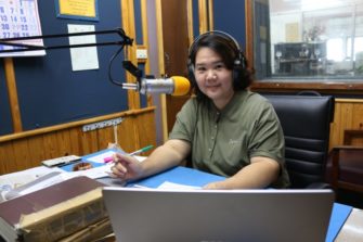 Penprapha Tangsirisatian radiostudiossa Bangkokissa.