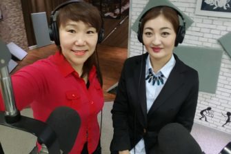 Radiojuontajat studiossa Ulaanbaatarissa.