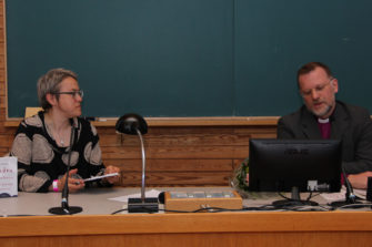 Piispa Jari Jolkkosen uusi kirja Ikävä vanhoja ateisteja julkaistiin Jyväskylän Kirkkopäivillä