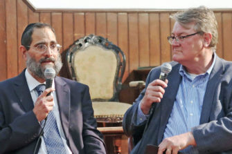 Rabbi ja pappi kohtasivat Caspari-keskuksen debatissa Jerusalemissa