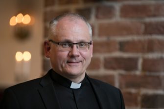 Piispa Åstrand: ”Haluan ettei seksuaalivähemmistö kärsi Raamatun käytön vuoksi”