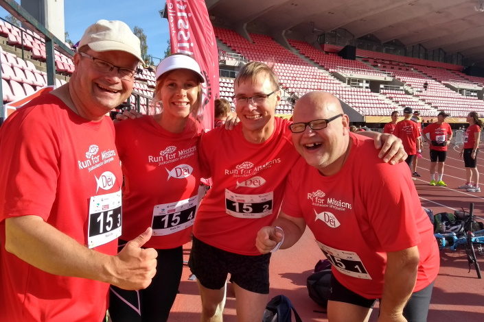 Radio Dein Run for Missions -joukkue Ratinan stadionilla.