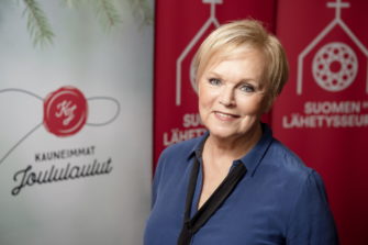 Kauneimpien joululaulujen suojelija Katri Helena: ”Minusta joululaulujen laulaminen kirkossa on suorastaan sielunhoitoa”