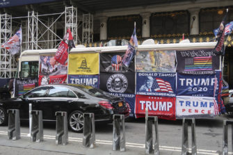 Valkoiset evankelikaalit kannattavat Trumpia virkarikossyytteistä huolimatta