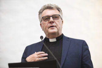Veli-Matti Kärkkäinen: Missionaarinen kirkko ei tingi sanomastaan