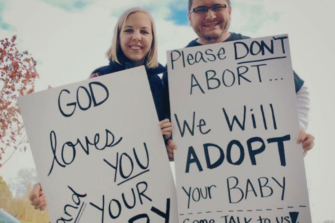 ”Ethän abortoi, me adoptoimme vauvasi”