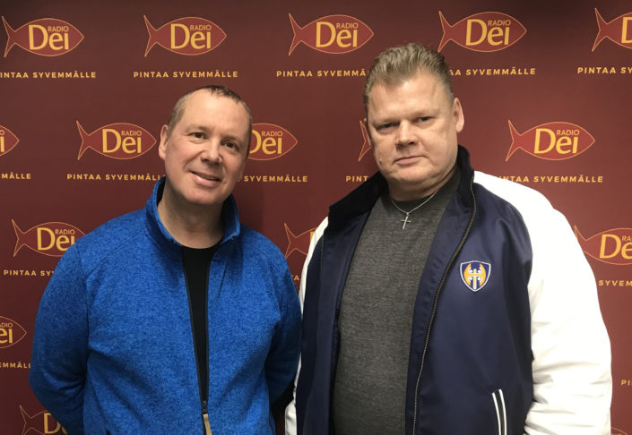 Ali Niemelä ja Lauri Johansson ovat Radio Dein uuden Ex-Criminals -ohjelmasarjan isännät. Kuvaaja: Radio Dei / Oskar Vilkevuori