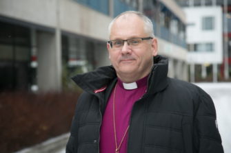 Porvoon piispa Bo-Göran Åstrand ulkona talvisäässä.