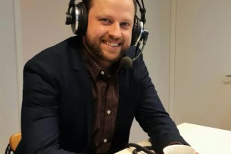 Aki Ruotsala vieraili haastateltavana Radio Dein aluetoimituksessa Seinäjoella. Kuva: Päivi Saloranta.