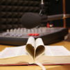 Avoin Raamattu ja radiostudio.