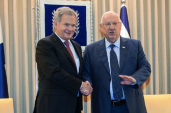 Jerusalemissa vierailulla oleva Niinistö juhlisti Israelin presidentin kanssa maiden suhteita