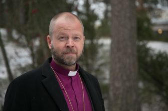 Presidentin puhetta kiitellyt Teemu Laajasalo vastaa toimittajien kysymyksiin Piispan kyselytunnilla