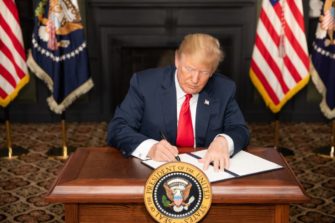 Luonnehäiriöinen presidentti ja hänen kristityt kannattajansa