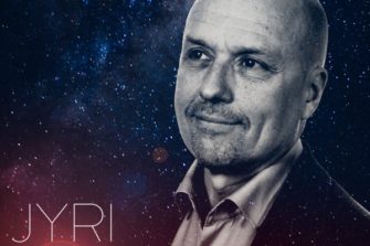 Jyri Komulainen puhkoo kirkkokuplia radiossa