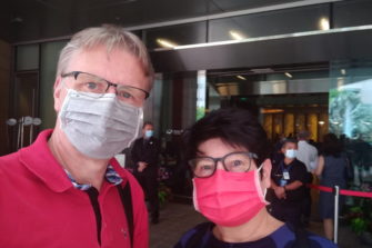 Ilkka ja Päivi Kastepohja käyttävät Singaporessa ulkona liikkuessaan maskia.