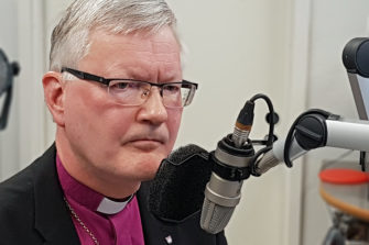 – Noudatamme niitä ohjeita, joita viranomaisilta saamme, ja elämme niiden mukaan, sanoo Mikkelin hiippakunnan piispa Seppo Häkkinen.
