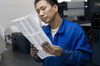 Työntekijä tarkastaa Pipliaseuran kääntämän kiinankielisen Raamatun painojälkeä Nanjingin tehtaassa Kiinassa viime vuonna. Kuva: ABS