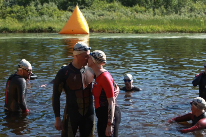 Mrvi ja Tomi Hillukka Levi Cross -perheleirin jälkeen lähdössä triathlonille.