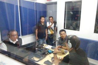 Ihmisiä radiostudiossa Manilassa, Filippiineillä.