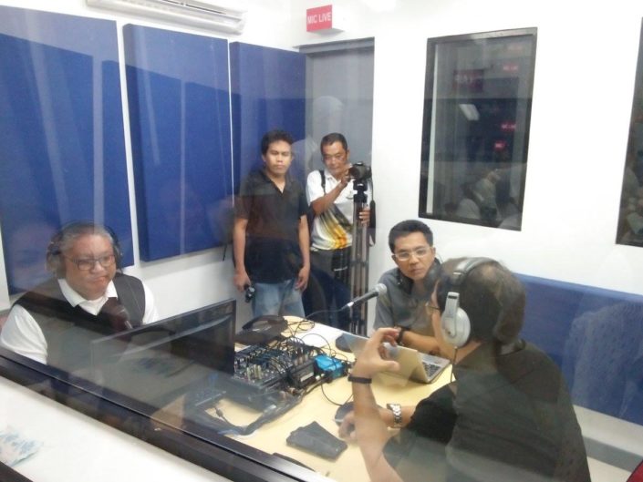 Ihmisiä radiostudiossa Manilassa, Filippiineillä.