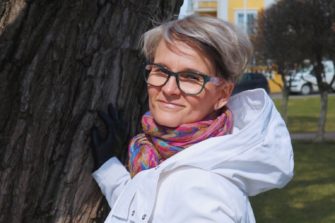- Ihmisen kasvusta 90 prosenttia tapahtuu yleensä kivun kautta, Satu Lähteenkorva sanoo. Kuva: Ella Honkanen