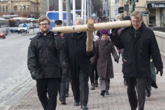 Timo Takala (edessä oikealla) kantoi katualttarin ristiä Tampereen Hämeensillalla pääsiäisena 2014. Kuva: Tampereen seurakunnat/Janne Ruotsalainen