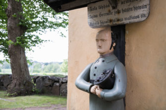 Jäljennös Maarian kirkon vuoden 1853 vaivaisukosta. Tekstinä Joka köyhää armahta hän laina Herralle joka hänen hywän työnsä hänelle jälleen maksawa on. Ukko oli aiemmin kirkkomaan aidan toisella puolella, josta kulki tie Tampereelle.