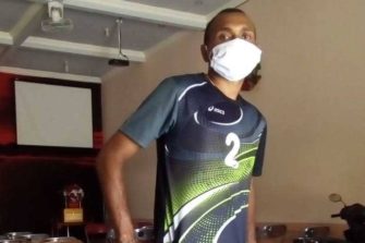 Indonesia ja COVID-19: Nainen, joka auttaa yhteisöä taidoillaan