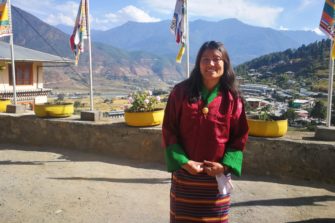 Bhutanilaiset naiset iloitsevat elinkeinosta