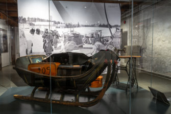 Kenttäpiispa pelasti alttarivaatteen palopommin sytyttämästä Viipurin kirkosta vuonna 1944