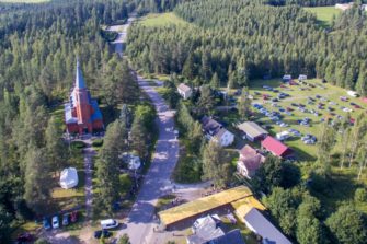 Lauri ”Late” Johansson, Anna-Mari Kaskinen, Voitto Huotari ja moni muu Saaren orpokotijuhlien puhujina