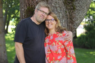 Anna ja Marko Huhtala puun juurella kesän parisuhdekurssilla.