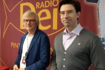 Ylen uutisankkuri ja Maikkarin toimittaja kaipaavat televisioon lisää uskonnollista syvyyttä