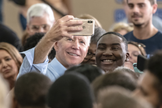 Katolinen Joe Biden vannoo virkavalansa käsi 127-vuotiaan perheraamatun päällä
