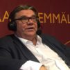 Timo Soini istumassa kuulokkeet korvilla Radio Dein studiossa