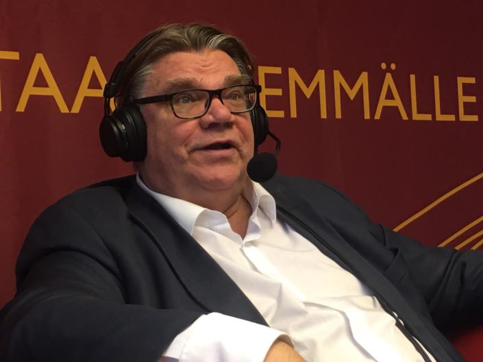 Timo Soini istumassa kuulokkeet korvilla Radio Dein studiossa