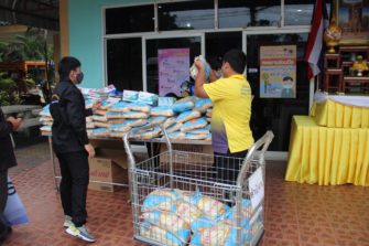 FEBC-Thaimaan työntekijät vievät apua tarvitseville mm. riisiä.
