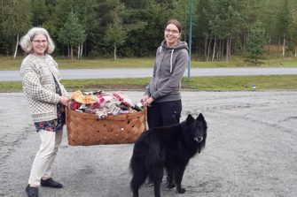 Pirkko Tuppurainen ja Hanna Saarenpää pitelevät sukkakoria käsissään.