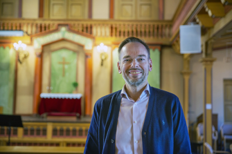 Markus Österlund siirtyi poliittisen järjestön johdosta pastoriksi