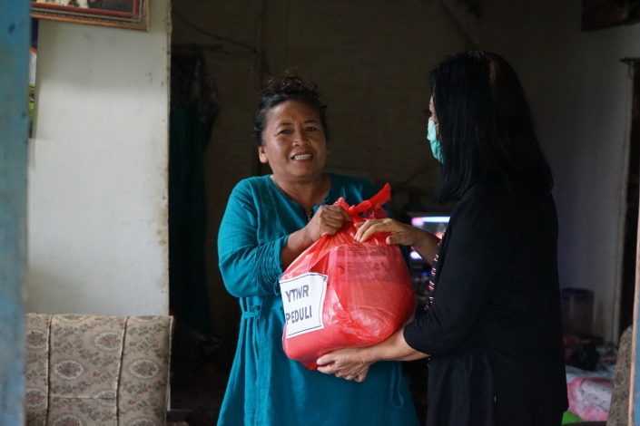 Ruokapaketteja jaetaan Indonesiassa.