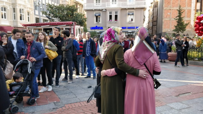 Ihmisiä Istanbulissa.