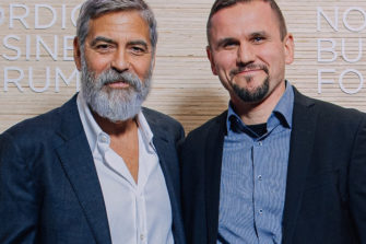 Kuva: George Clooney ja Timo Metsola Nordic Business Forumissa vuonna 2019.