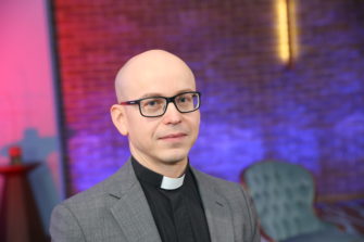 Kristinusko on ajettu Suomessa marginaaliin – teologian tohtori Vesa Ollilainen kertoo, miten haasteeseen voi vastata