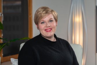 Annika Saarikko: ”Ilmastonmuutosta ei pidä torjua arkea kurjistamalla” – ministeri lupaa hallituksen jättävän bensaveron rauhaan